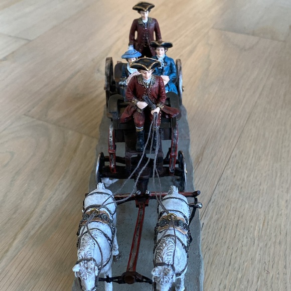 Williamsburg The Mulberry Sociable Carriage - Lang and Wise - Picture 12 of 12